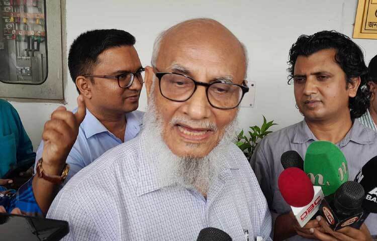 সরকারি চাকরিজীবীসহ মাঠ পর্যায়ের বিভিন্ন পক্ষের সঙ্গে আলোচনার সিদ্ধান্ত নিয়েছে জনপ্রশাসন সংস্কার কমিশন। আজ সচিবালয়ে কমিটির প্রথম সভা শেষে কমিশনের প্রধান আব্দুল মুয়ীদ চৌধুরী এ কথা বলেন। ছবি: মাসুদ রানা