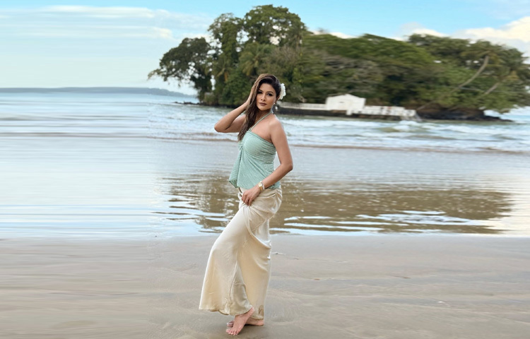 টয়ার পরনে ছিল প্যাস্টেল মিন্ট রঙা হাল্টারনেক স্টাইলের স্ট্রিং টপ, যা নিঃসন্দেহে নজরকাড়া।