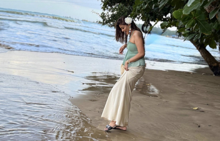 চোখে পড়ার মতো ছিল তার কানে দুলে থাকা নীল-সাদা লম্বা ঝুমকো। আর পায়ের পরিপাটি কালো ফ্লিপফ্লপ যেন পুরো লুককে করেছে আরও হালকা, আরও স্বচ্ছন্দ।