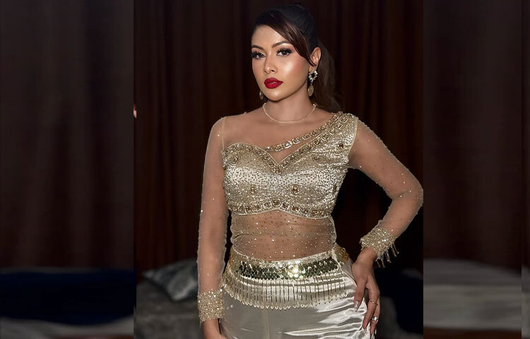 মেকআপে তিনি গ্ল্যামারাস ফিনিশ বেছে নিয়েছেন। স্মোকি আই, সাহসী লাল লিপস্টিক ও হাইলাইটেড চিকবোন পুরো সাজকে দিয়েছে ডিভা ফিনিশ।