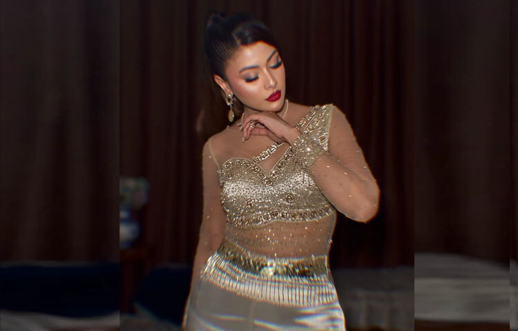 টপের হাতা এবং কোমরের অংশে শিয়ার ফেব্রিকের ব্যবহার পুরো সাজকে দিয়েছে আধুনিক ও হালকা স্বচ্ছন্দতার ছোঁয়া।