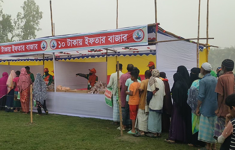 মুন্সিগঞ্জের টঙ্গীবাড়ীতে ১০ টাকায় মিলছে ইফতারির আট পণ্য। ১৬ মার্চ সকালে উপজেলার কামারখাড়া মাঠে বসে নিম্নআয়ের মানুষের জন্য এমন ব্যতিক্রমী বাজার। ছবি: আরাফাত রায়হান সাকিব
