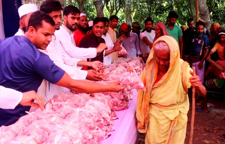 মুন্সিগঞ্জে ১০ টাকায় গরুর মাংস কিনেছেন পাঁচ শতাধিক অসহায়। সদর উপজেলার শিলই এলাকায় ‘সরল মানবকল্যাণ’ নামের একটি সংগঠন ব্যতিক্রমী এ আয়োজন করেন। ছবি: আরাফাত রায়হান সাকিব