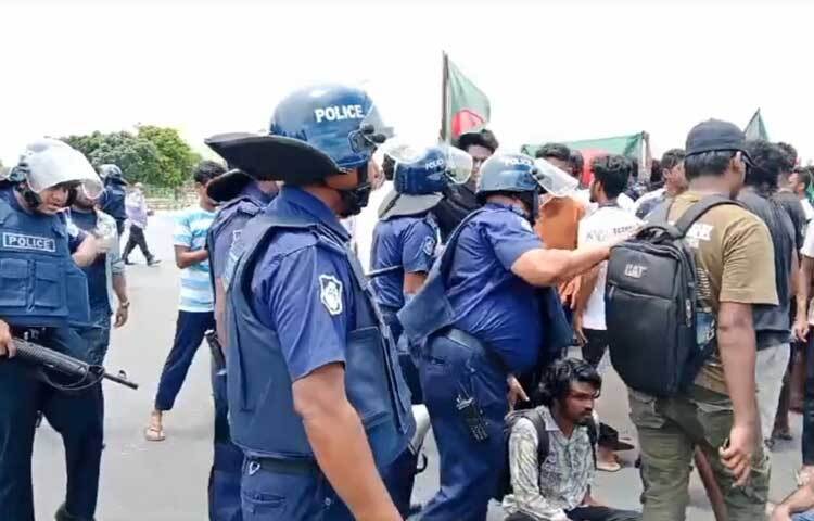 কোটা সংস্কারের দাবিতে ও শিক্ষার্থীদের ওপর ছাত্রলীগের হামলার প্রতিবাদে মুন্সিগঞ্জের লৌহজংয়ে পদ্মা সেতু উত্তর থানার সামনে বিক্ষোভ মিছিল করেছেন শিক্ষার্থীরা। এসময় কয়েক রাউন্ড কাঁদানে গ্যাস ও শটগানের গুলি ছোড়ে পুলিশ। ছবি: আরাফাত রায়হান সাকিব