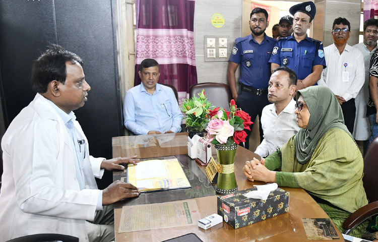 ঢাকায় নবাবগঞ্জ উপজেলা স্বাস্থ্য কমপ্লেক্স পরিদর্শন করেন স্বাস্থ্য ও পরিবার কল্যাণ উপদেষ্টা নূরজাহান বেগম। ছবি: পিআইডি