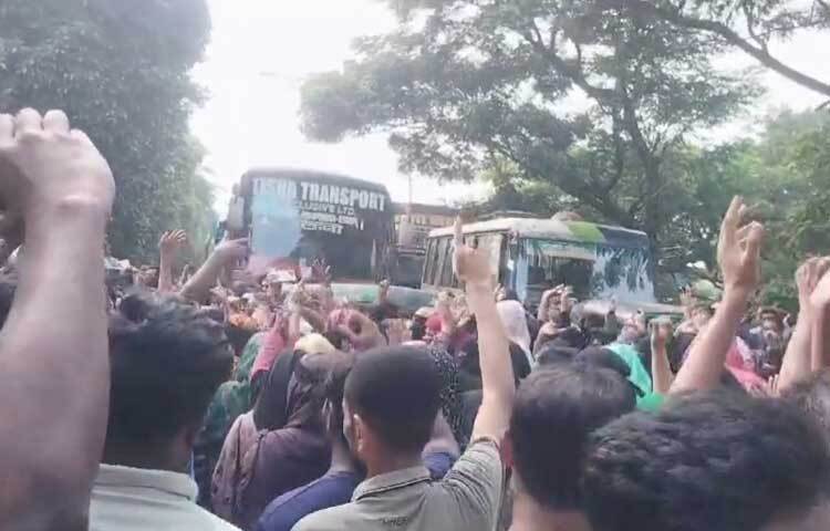 মুন্সিগঞ্জের গজারিয়ায় ঢাকা-চট্টগ্রাম মহাসড়কে শ্রমিক অবরোধে যান চলাচল ব্যাহত হচ্ছে। ছবি: আরাফাত রায়হান সাকিব