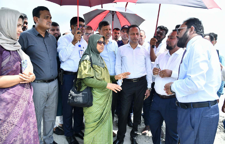 মুন্সীগঞ্জের সিরাজদিখানে বিসিক ক্যামিকেল শিল্প পার্কে এসেনশিয়াল ড্রাগস কোম্পানি লিমিটেডের ভ্যাকসিন প্রকল্পের প্রস্তাবিত প্লট পরিদর্শন করেন স্বাস্থ্য ও পরিবার কল্যাণ উপদেষ্টা নূরজাহান বেগম। ছবি: পিআইডি