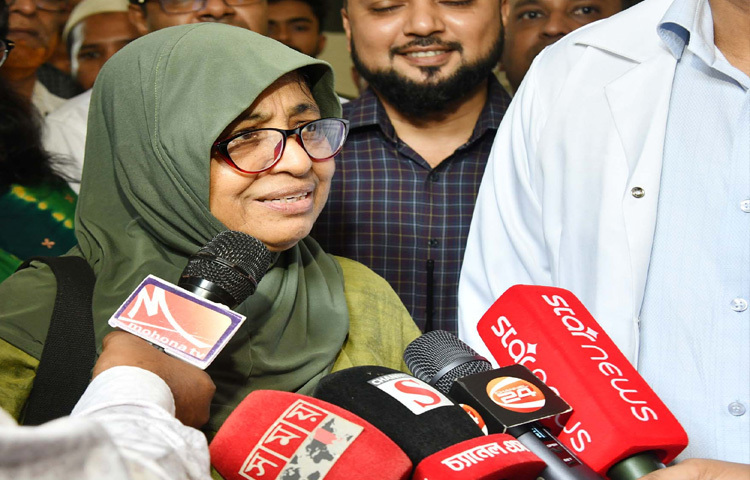 ঢাকায় নবাবগঞ্জ উপজেলা স্বাস্থ্য কমপ্লেক্স পরিদর্শন শেষে সাংবাদিকদের ব্রিফ করেন স্বাস্থ্য ও পরিবার কল্যাণ উপদেষ্টা নূরজাহান বেগম। ছবি: পিআইডি