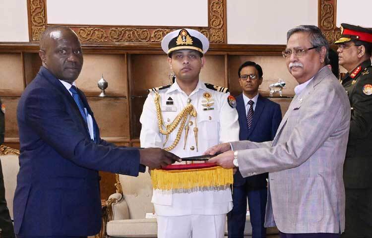 রাষ্ট্রপতি মো. সাহাবুদ্দিনের কাছে বঙ্গভবনে পরিচয়পত্র পেশ করেছেন কেনিয়ার হাইকমিশনার মুনিরি পিটার ময়না। ছবি: পিআইডি
