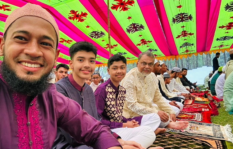 জাতীয় দলের তারকা উইকেটরক্ষক ও সিনিয়র ক্রিকেটার মুশফিকুর রহিম এবার ঈদ করছেন নিজ শহর বগুড়াতে। ছবি: ফেসবুক