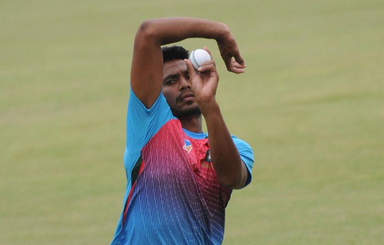 মুস্তাফিজুর রহমানের শৈশব ছিল সাদামাটা। পরিবারের আর্থিক অবস্থা খুব একটা ভালো না হলেও ক্রিকেট ছিল তার প্রাণের খোরাক। ছোটবেলায় ভাইদের সঙ্গে ধানক্ষেতে কিংবা গ্রামের পাড়ায় বল হাতে দাঁড়িয়ে থাকা থেকেই ক্রিকেটের সঙ্গে তার সখ্য।