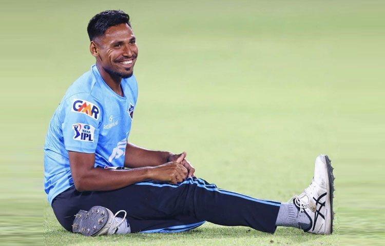 ২০১৫ সালের জুন মাসে ভারতের বিপক্ষে ওয়ানডে সিরিজ দিয়েই আন্তর্জাতিক ক্রিকেটে অভিষেক ঘটে মুস্তাফিজের। আর অভিষেকেই যেন তৈরি হলো রূপকথা। প্রথম দুই ম্যাচে তিনি তুলে নেন মোট ১১ উইকেট-যা আগে কখনো কোনো বোলারের অভিষেক সিরিজে সম্ভব হয়নি।