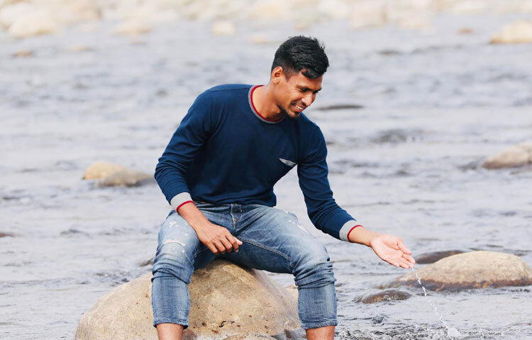 মুস্তাফিজুর রহমান অত্যন্ত লাজুক ও শান্ত স্বভাবের মানুষ। ক্রিকেট মাঠে যতটা আক্রমণাত্মক, মাঠের বাইরে ততটাই নিরহঙ্কার।