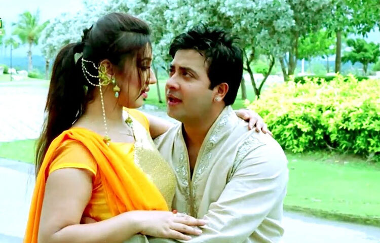 ‘মাই নাম ইজ খান’ ছবিতে তার আত্মমর্যাদাবোধ, ‘রাজনীতি’তে রাজনৈতিক উচ্চাকাঙ্ক্ষা কিংবা ‘শ্বশুরবাড়ি জিন্দাবাদ’-এর হাস্যরস, প্রতিটি চরিত্রই তার ভেতরের বহুমাত্রিক শিল্পীসত্তার প্রমাণ।