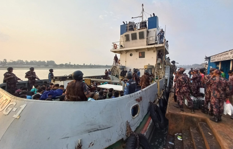 মিয়ানমারের রাখাইন রাজ্যে সরকারদলীয় বাহিনী ও বিদ্রোহীদের সঙ্গে চলমান সংঘাত থেকে প্রাণ বাঁচাতে বাংলাদেশে আশ্রয় নেওয়া ২৮৮ বিজিপি ও সেনা সদস্যকে অবশেষে ফেরত পাঠিয়েছে বর্ডার গার্ড বাংলাদেশ (বিজিবি)। ছবি: সায়ীদ আলমগীর