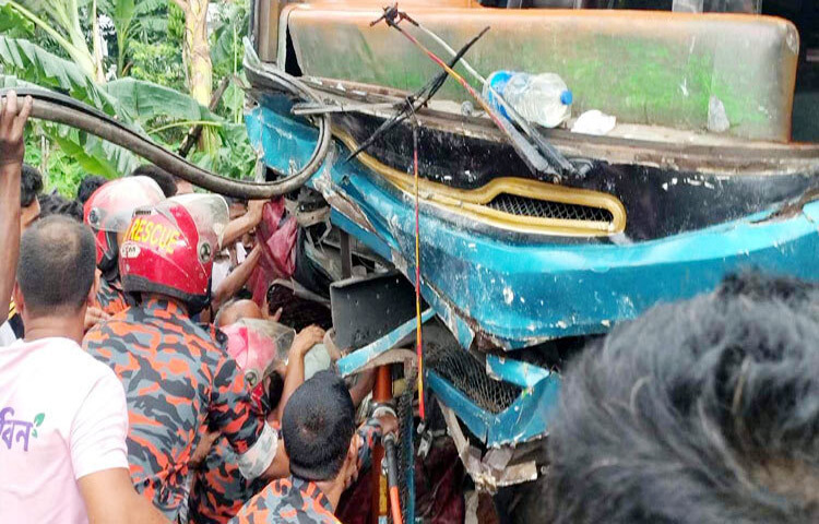 ময়মনসিংহের তারাকান্দায় বাস ও সিএনজিচালিত অটোরিকশার সংঘর্ষে তিনজন নিহত হয়েছেন। বেলা সাড়ে ১১টার দিকে উপজেলার বাগুন্দা এলাকায় এ দুর্ঘটনা ঘটে। ছবি: কামরুজ্জামান মিন্টু