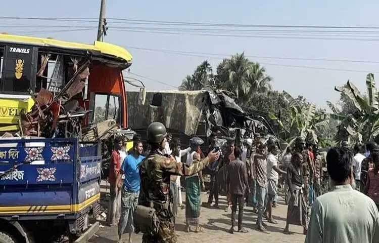 ময়মনসিংহের ফুলপুরে বাস ও সেনাবাহিনীর গাড়ির মুখোমুখি সংঘর্ষে দুইজন নিহত হয়েছেন। এ ঘটনায় আহত হয়েছেন আরও ৮ জন।