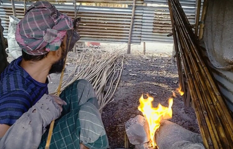 বন্যায় পানিতে ভাসে চারপাশ, বাড়ে মাছ ধরার প্রবণতা। ফলে এই সময় ছিপের দামও বেড়ে যায়, আর বাদেমাঝিরা গ্রাম হয়ে ওঠে কর্মচঞ্চল।