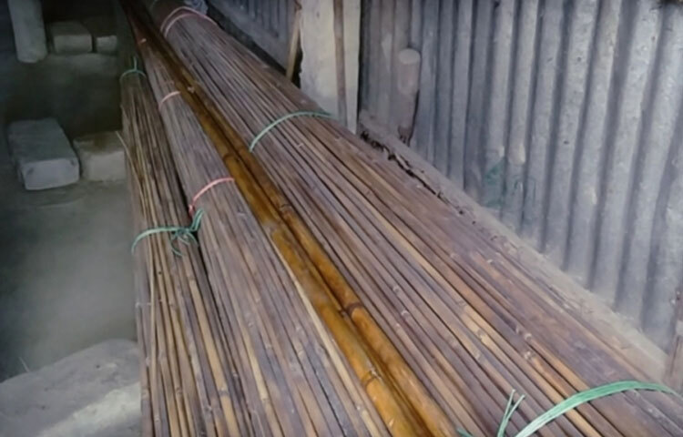 বাদেমাঝিরার প্রায় প্রতিটি বাড়িই যেন ছোট্ট একেকটি কারখানা। উঠান কিংবা ঘরের ভেতর সারি সারি করে রাখা ছিপ গ্রামটির পরিচিতি বহন করছে।