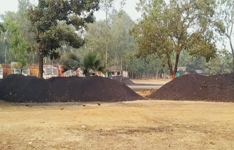 ময়মনসিংহের হালুয়াঘাটের কড়ইতলী ও গোবরাকুড়া স্থলবন্দর দিয়ে কয়লা আমদানি বন্ধ হয়ে গেছে। দুই বন্দরে জমিয়ে রাখা কয়লাও বিক্রি হচ্ছে না। এমতাবস্থায় বেকার সময় কাটাচ্ছেন বন্দরের শ্রমিকরা। ছবি: মো. কামরুজ্জামান মিন্টু