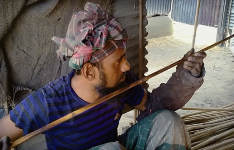 শুধু বাঁশ সেঁকেই থেমে নেই কাজ। ছিপে রঙবেরঙের নকশা আঁকা হয়, যা শৌখিন মৎস্য শিকারিদের বিশেষভাবে আকৃষ্ট করে।