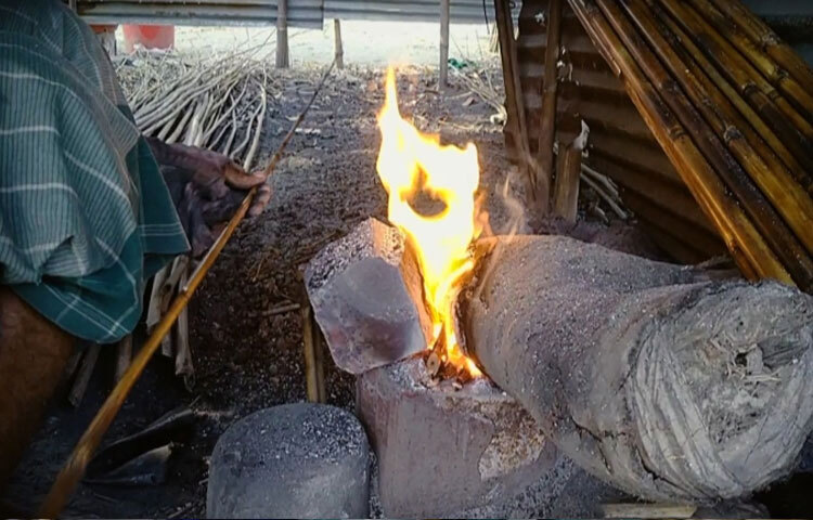 গৃহস্থালি কাজের ফাঁকে গ্রামের নারীরা ছিপ ছাঁটার কাজে যুক্ত হচ্ছেন। এতে প্রতিদিন আয় করছেন ১৫০-২০০ টাকা, যা পরিবারের খরচ চালাতে গুরুত্বপূর্ণ ভূমিকা রাখছে।