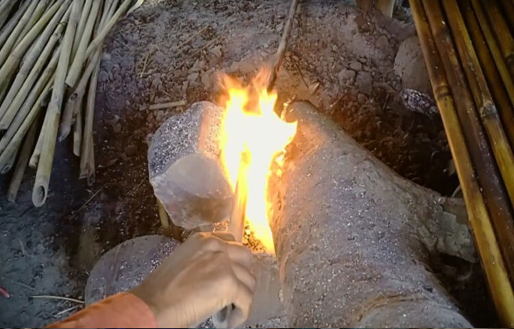 বাড়ির আঙিনায় ছিপ চাঁছার কাজে গ্রামীণ নারীদের অংশগ্রহণ দিন দিন বাড়ছে। পুরুষদের সঙ্গে তাল মিলিয়ে তারাও পরিবারে অর্থনৈতিকভাবে অবদান রাখছেন।