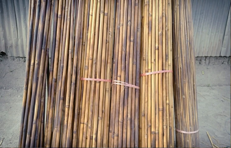 কোনো ঘরে কৃষিকাজের সরঞ্জাম, কোনো ঘরে মিটিমিটি আগুনে বাঁশ সেঁকা-এভাবেই পুরো গ্রামজুড়ে চলছে ছিপ তৈরির এক ঐতিহ্যবাহী কর্মযজ্ঞ।