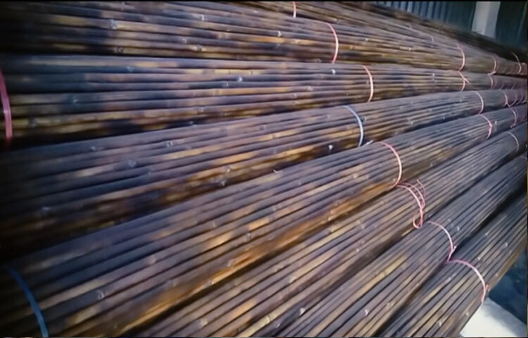 নদী-খাল আর বিল-পুকুর পানিতে ভরে গেলে শুরু হয় মাছ ধরার মৌসুম। তখন পাইকাররা ভিড় জমান এই গ্রামে, ছিপ বিক্রি চলে জমজমাট।