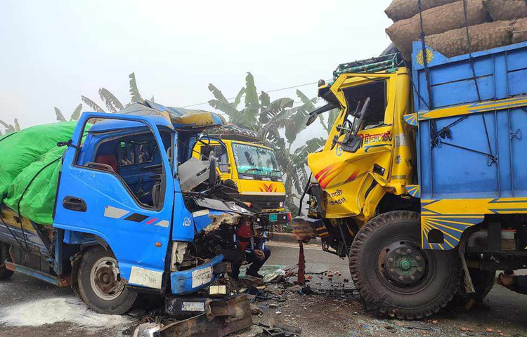 আজ  সকাল ৭টায় ময়মনসিংহ-শেরপুর মহাসড়কের তারাকান্দা উপজেলা স্বাস্থ্য কমপ্লেক্স এলাকায় আলুবোঝাই ট্রাকের সঙ্গে মুখোমুখি সংঘর্ষে চিনিবোঝাই পিকআপের চালকসহ তিনজন নিহত হয়েছেন। ছবি: মঞ্জুরুল ইসলাম