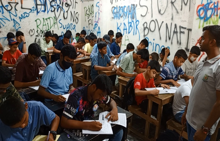 প্রচণ্ড তাপদাহের কারণে সরকার সারাদেশের শিক্ষাপ্রতিষ্ঠান বন্ধ ঘোষণা করলেও ময়মনসিংহে চলছে কোচিং সেন্টার ও আবাসিক-অনাবাসিক কওমি মাদরাসা। ছবি: মঞ্জুরুল ইসলাম