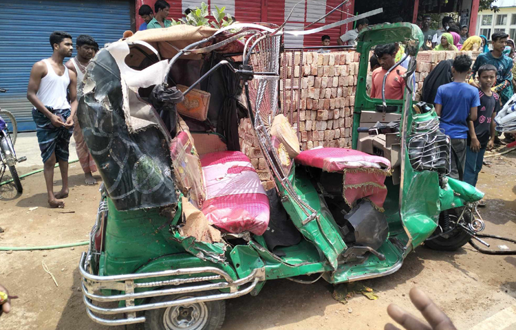 ময়মনসিংহ সদর উপজেলায় বাস-সিএনজি সংঘর্ষে নারীসহ দুইজন নিহত হয়েছেন। এই ঘটনায় আহত হয়েছেন আরও ৪ জন। ছবি: মঞ্জুরুল ইসলাম