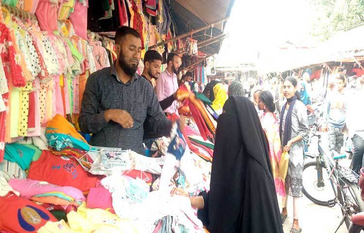 শীতের সঙ্গে পাল্লা দিয়ে বাড়ছে গরম কাপড়ের দাম, বিপাকে ক্রেতারা। ছবি: কামরুজ্জামান মিন্টু