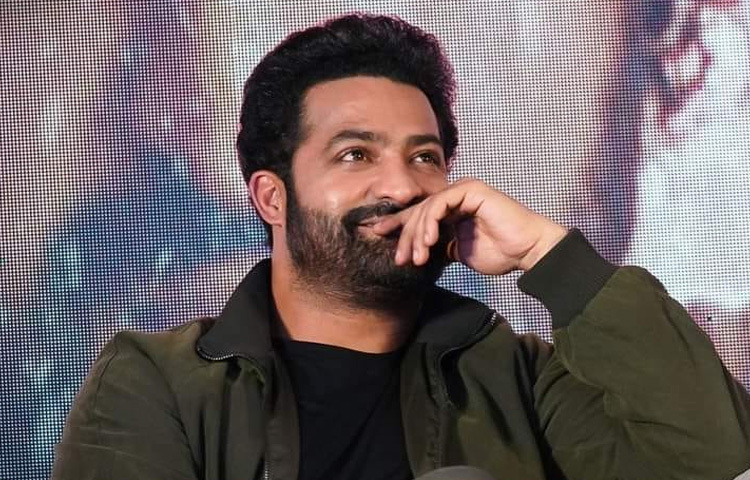 এনটিআর শুধু নায়ক হিসেবেই নিজেকে প্রতিষ্ঠিত করেননি, হয়ে উঠেছেন একটি প্রজন্মের অনুপ্রেরণা, আবেগ এবং কোটি মানুষের কাছে জীবন্ত কিংবদন্তি।