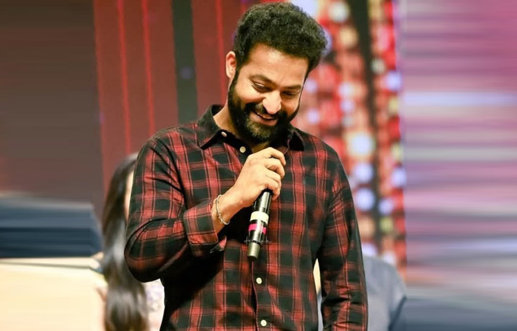 তেলুগু সিনেমার পুরোধা ব্যক্তিত্ব এন. টি. রামা রাও-এর নাতি এবং হরিকৃষ্ণার ছেলে জুনিয়র এনটিআর জন্মসূত্রে পেয়েছেন চলচ্চিত্র ও নেতৃত্বের উত্তরাধিকার। কিন্তু তিনি প্রমাণ করেছেন উত্তরাধিকার শুধু শুরু, শেষ নয়।