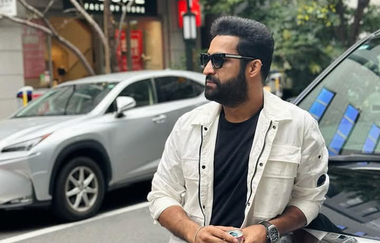 জুনিয়র এনটিআর এর পর্দার উপস্থিতি তুমুল শক্তিশালী। তার চোখের চাহনি, সংলাপ বলার স্টাইল, অ্যাকশন সব মিলিয়ে তিনি হয়ে উঠেছেন এক পরিপূর্ণ তারকা। তবে তার সবচেয়ে বড় গুণ নম্রতা ও মানবিকতা।