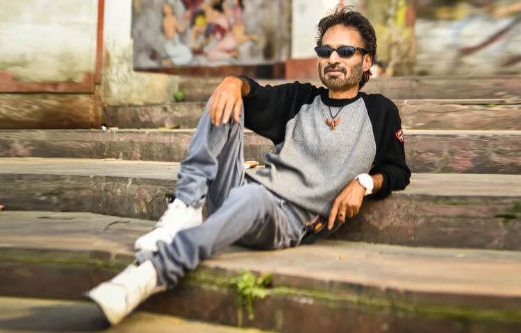 ১৯৯৩ সালে তার প্রথম অ্যালবাম ‘এই নিশি আর একা ঘুমোতে চায় না’ প্রকাশ পায়। আর সেই অ্যালবামের ‘নীলাঞ্জনা’ গানটি তাকে রাতারাতি জনপ্রিয় করে তোলে।