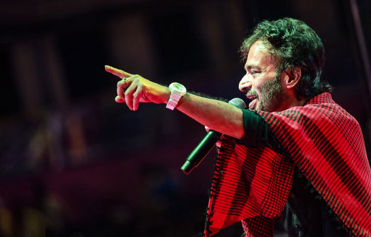 ১৯৬৪ সালের এই দিনে কলকাতায় তার জন্ম। শৈশব থেকেই সংগীতের প্রতি তার প্রবল ঝোঁক। ছোটবেলা থেকেই রবীন্দ্রসংগীত, নজরুলগীতি আর লোকগানের পরিবেশে বেড়ে ওঠা তার ভেতরে শিল্পীসত্তার বীজ বুনে দেয়। কৈশোরে গিটার হাতে নিয়ে যে যাত্রা শুরু করেছিলেন, তা পরবর্তীতে তাকে বাঙালির অন্যতম প্রিয় গায়ক করে তুলেছে।