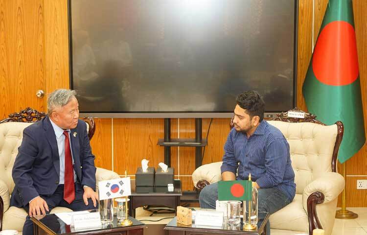 ডাক, টেলিযোগাযোগ ও তথ্যপ্রযুক্তি উপদেষ্টা মো.নাহিদ ইসলামেন সঙ্গে সাক্ষাৎ করেন বাংলাদেশে কোরিয়ার রাষ্ট্রদূত পার্ক ইয়ং সিক। ছবি: পিআইডি