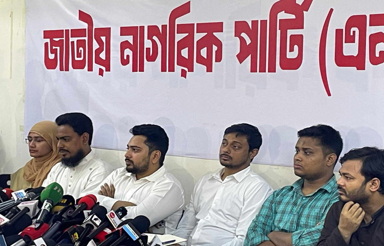 জাতীয় নাগরিক পার্টির (এনসিপি) আহ্বায়ক নাহিদ ইসলাম বলেছেন, অন্তর্বর্তীকালীন সরকার গণঅভ্যুত্থানের আকাঙ্ক্ষা বাস্তবায়নের সরকার। আমরা মনে করি, এই সরকার গণঅভ্যুত্থানের পরে তৈরি হয়েছে তাই গণঅভ্যুত্থানের আকাঙ্ক্ষা বাস্তবায়নের দায়বদ্ধতা রয়েছে। গণহত্যার বিচার এবং রাষ্ট্রের মৌলিক সংস্কারের মধ্য দিয়েই সরকারকে নির্বাচনের দিকে যেতে হবে। ছবি: নাহিদ সাব্বির