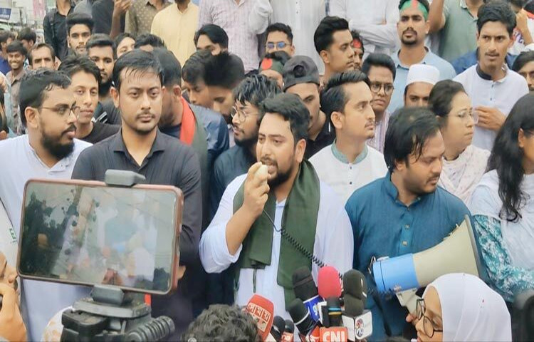 জাতীয় নাগরিক পার্টির (এনসিপি) আহ্বায়ক নাহিদ ইসলাম বলেছেন, সংস্কার ও জুলাই সনদ বাস্তবায়ন না হওয়া পর্যন্ত আমরা ঘরে ফিরবো না। ছাত্র-জনতার আত্মত্যাগের মাধ্যমে ফ্যাসিস্ট হাসিনার পতন হয়েছে। এই দেশে আর কোনো ফ্যাসিবাদী দোসরদের জায়গা দেওয়া হবে না। ছবি: শাহজাহান নবীন