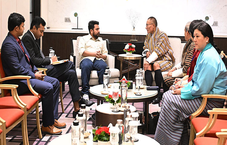 ভুটানের প্রধানমন্ত্রী দাশো শেরিং টোবগের সঙ্গে ঢাকায় হোটেল ইন্টারকন্টিনেন্টালে সাক্ষাৎ করেন জাতীয় নাগরিক পার্টির (এনসিপি) আহ্বায়ক মো. নাহিদ ইসলাম। ছবি: পিআইডি