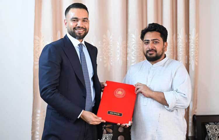 জাতীয় নাগরিক পার্টির আহ্বায়ক নাহিদ ইসলামের হাতে প্রধান উপদেষ্টার শুভেচ্ছা বার্তা পৌঁছে দিয়েছেন প্রধান উপদেষ্টার একান্ত সচিব সজীব এম খায়রুল ইসলাম। ছবি: সিএ প্রেস উইং