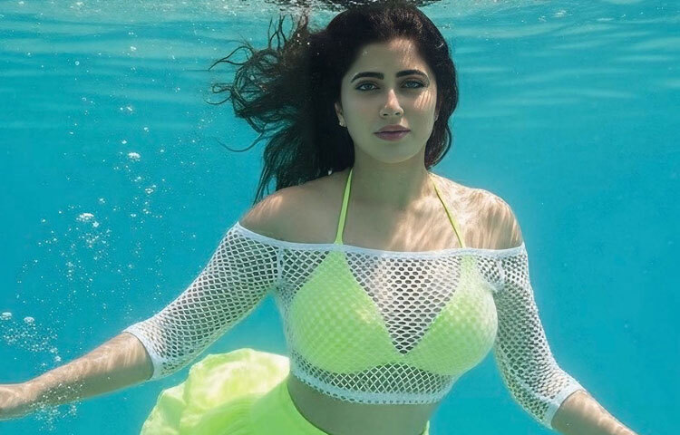 এই ফটোশুটে তার পোশাকের কাট, রঙের প্যাটার্ন ও মুড বোঝাচ্ছে যে ফ্যাশন মানে শুধু চমক নয়; এটা একধরনের অভিব্যক্তি, নিজের প্রতি ভালোবাসা এবং আত্মবিশ্বাসের ঘোষণা।