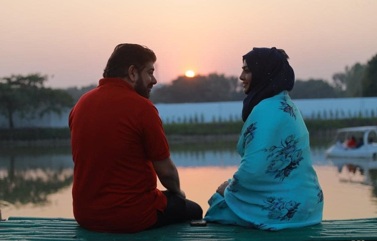 মাঝে মাঝে বিশেষ অনুষ্ঠানে বা সোশ্যাল মিডিয়ায় তাকে দেখা যায়। সিনেমার বাইরে থাকলেও, তার জনপ্রিয়তায় আজও ভাটা পরেনি।