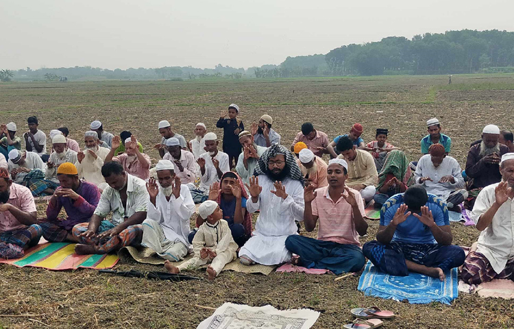 কুষ্টিয়ার কুমারখালীতে তীব্র তাপদাহ থেকে রক্ষা পেতে এবং বৃষ্টির প্রত্যাশা করে ‘ইস্তিসকার’ নামাজ আদায় করেছেন এলাকাবাসী। ছবি: আল-মামুন সাগর