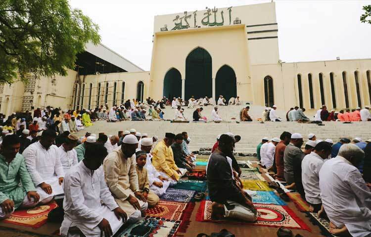 বায়তুল মোকাররম জাতীয় মসজিদে ঈদুল ফিতরের পাঁচটি জামাত অনুষ্ঠিত হয়েছে। প্রথম জামাত সকাল ৭টায় শুরু হয়। বেলা সোয়া ১১টার দিকে মোনাজাতের মাধ্যমে শেষ হয় পঞ্চম ও সর্বশেষ জামাত। বয়ান, দুই রাকাত ওয়াজিব নামাজ, খুতবা এবং মোনাজাতসহ প্রতিটি জামাত শেষ হতে ৩০ মিনিটের মতো সময় লেগেছে। নামাজ শেষে প্রতিটি মোনাজাতে বিশ্ববাসীর শান্তি কামনা করে দোয়া করা হয়।