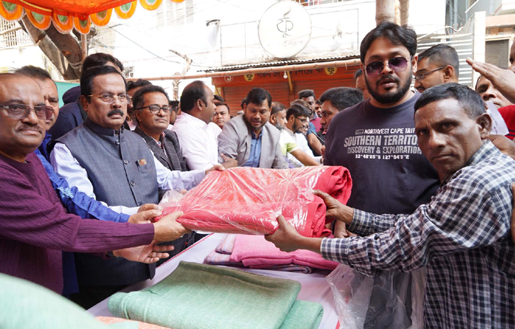 মোহাম্মদপুরে শীতার্তদের মাঝে কম্বল বিতরণ করেন বস্ত্র ও পাট মন্ত্রী জাহাঙ্গীর কবির নানক। ছবি: পিআইডি