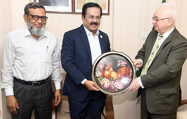 সরকার তৈরি পোশাক ও পাটজাত পণ্য রাশিয়াতে আরও বেশি রপ্তানি করতে চায় বলে জানিয়েছেন বস্ত্র ও পাটমন্ত্রী এবং বাংলাদেশ আওয়ামী লীগের সভাপতিমণ্ডলীর সদস্য জাহাঙ্গীর কবির নানক। ছবি: রানা মাসুদ