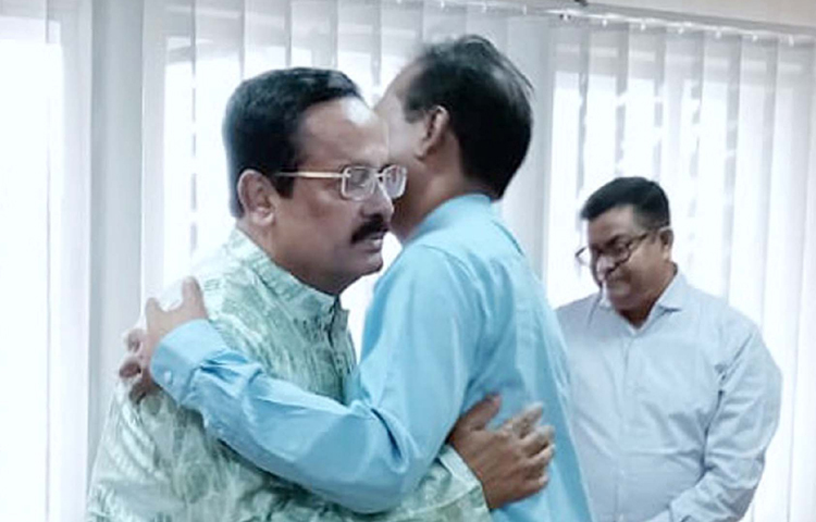 পবিত্র ঈদুল ফিতরের পর আজ খুলেছে সরকারি অফিস। কর্মকর্তা-কর্মচারীদের সঙ্গে ঈদের শুভেচ্ছা বিনিময় করেন বস্ত্র ও পাটমন্ত্রী জাহাঙ্গীর কবির নানক। ছবি: পিআইডি